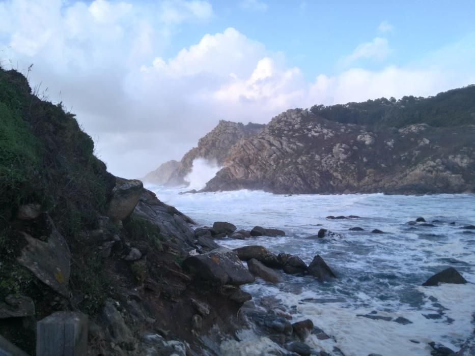 El mar se "come" el dique que separa el Lago dos Nenos y la Playa de Cíes