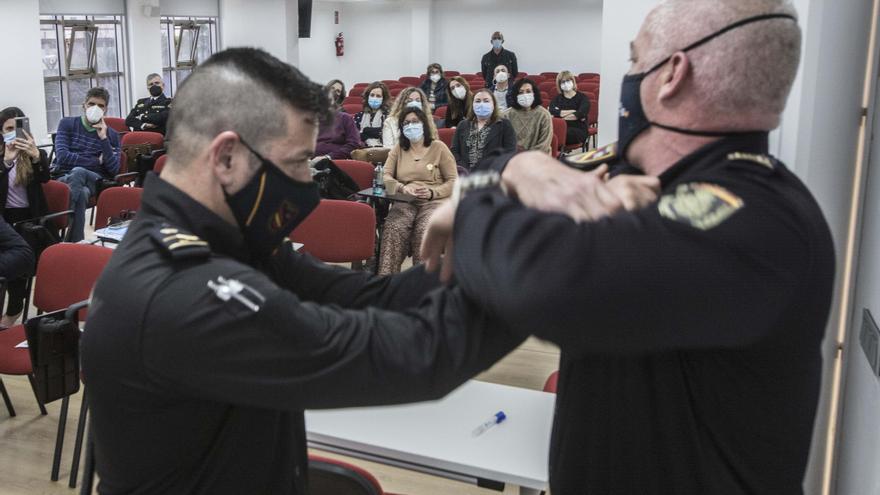 La Policía enseña a médicos a defenderse de una agresión en la consulta