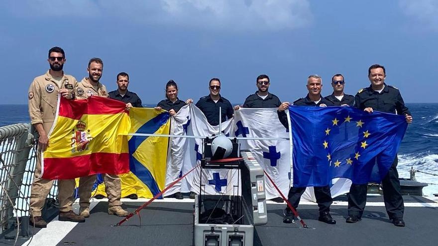 Militares españoles, con el dron Scan Eagle que hace labores de vigilancia para la Operación Atalanta en el golfo de Adén.