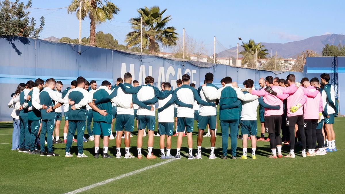 Minuto de silencio antes del entrenamiento de este lunes en el anexo de La Rosaleda.