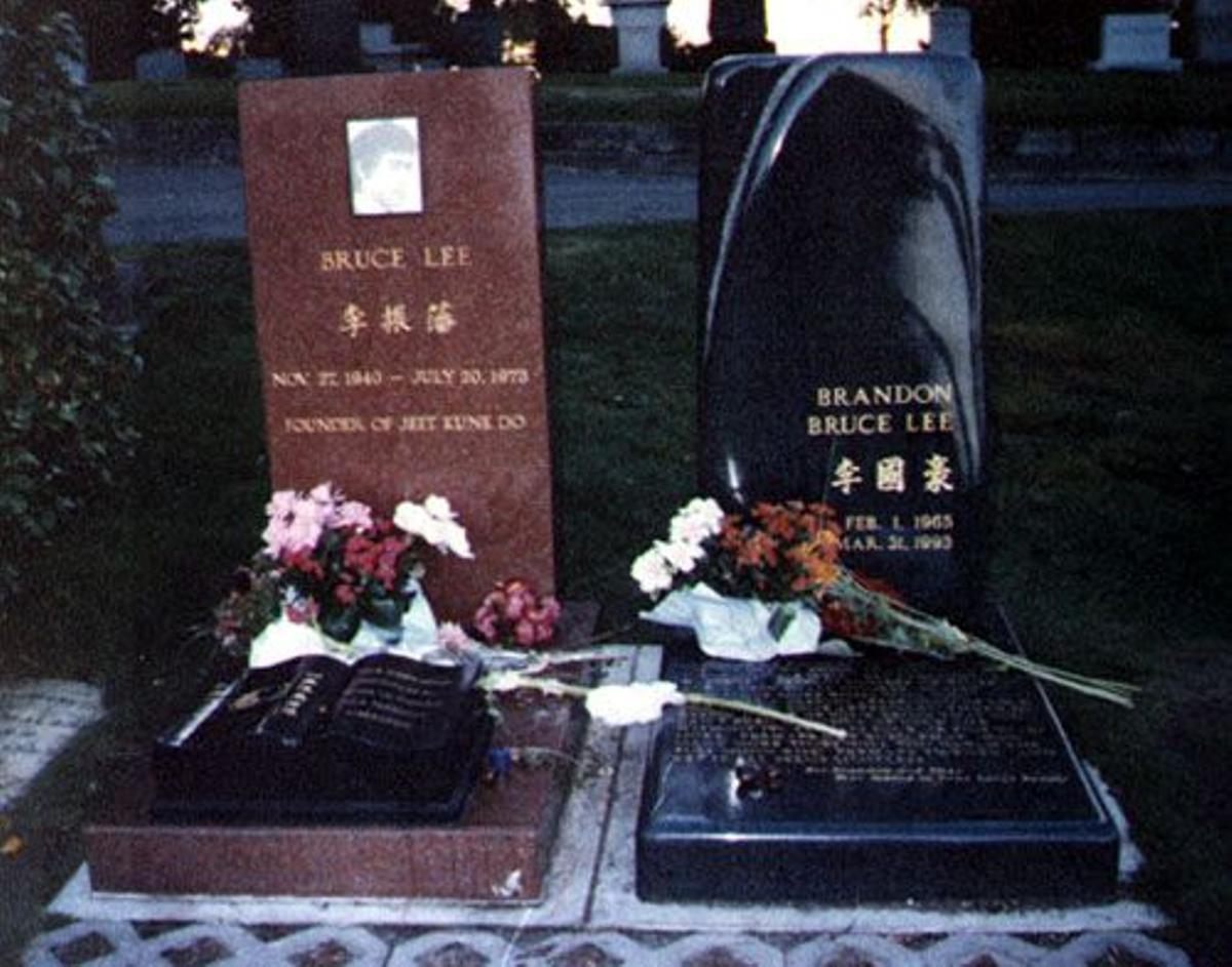 Las tumbas de Bruce Lee y su hijo Brandon Lee, ambos fallecidos prematuramenre y en cirscunstancias extraordinarias.