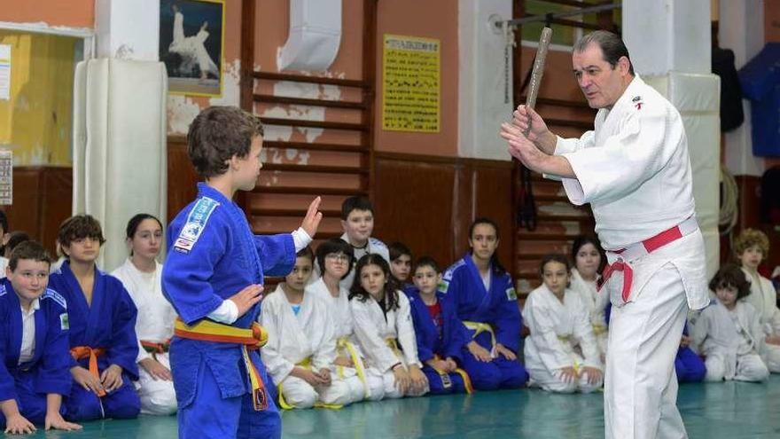 Bernardo Romay practica jiu-jitsu con un joven aprendiz en el Judo Club Coruña.