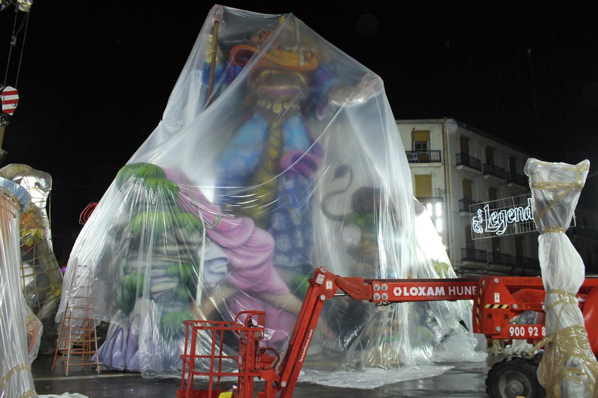 Así se le puso un "chubasquero" a la falla Convento ante la llegada de la lluvia