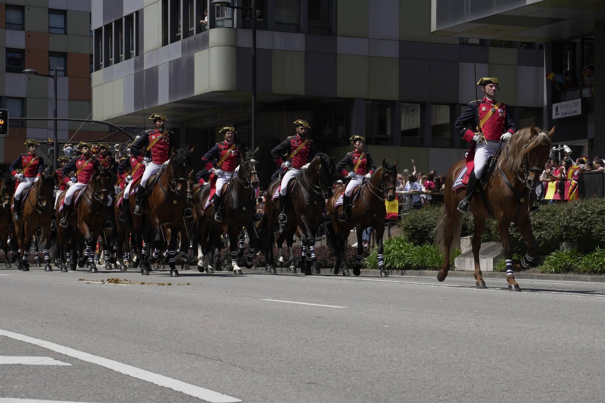 EN IMÁGENES: Así fue el multitudinario desfile en Oviedo por el Día de las Fuerzas Armadas