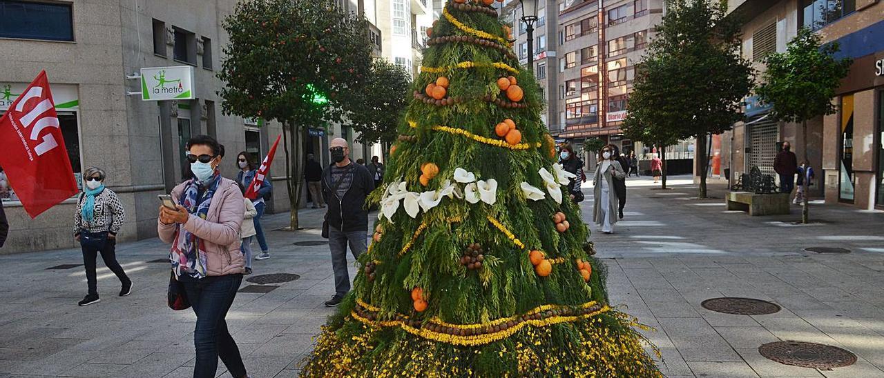 El Concello de Vilagarcía colocó composiciones florales en las zonas peatonales.   | // NOÉ PARGA