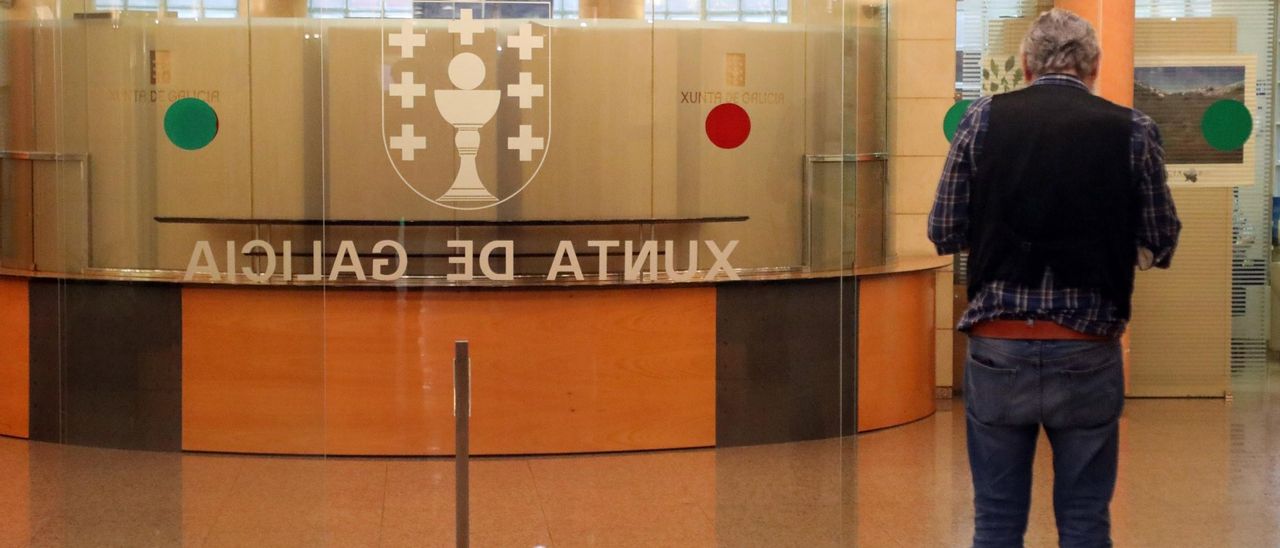 Un empleado público en la entrada de la Xunta, en San Caetano.