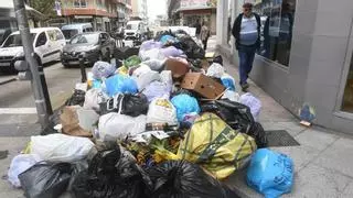 Bajas laborales y huelga de celo en la recogida mantienen toneladas de basura en las calles
