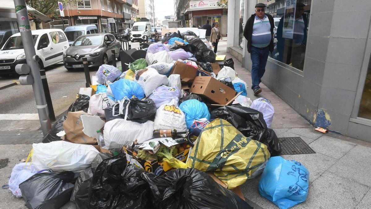 Basura acumulada en la calle Barcelona con Agra del Orzán.