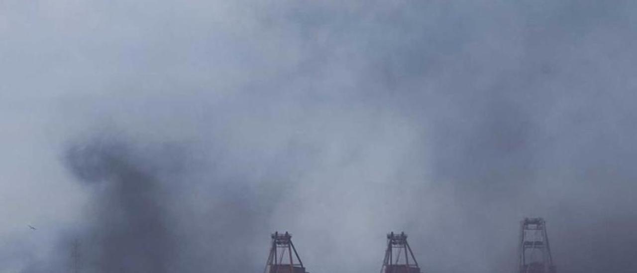 Una de las nubes de carbón de El Musel, en julio pasado.