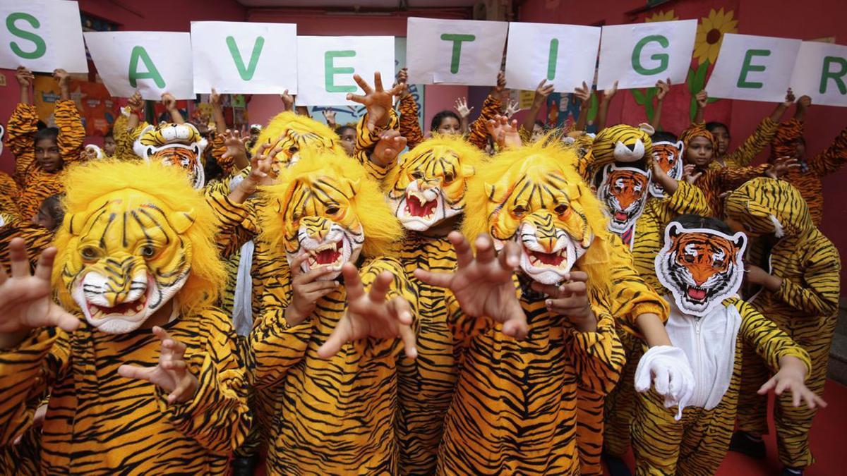 Escolares indios celebran el Día Mundial del Tigre. En la foto, un centro escolar en Bangalore.