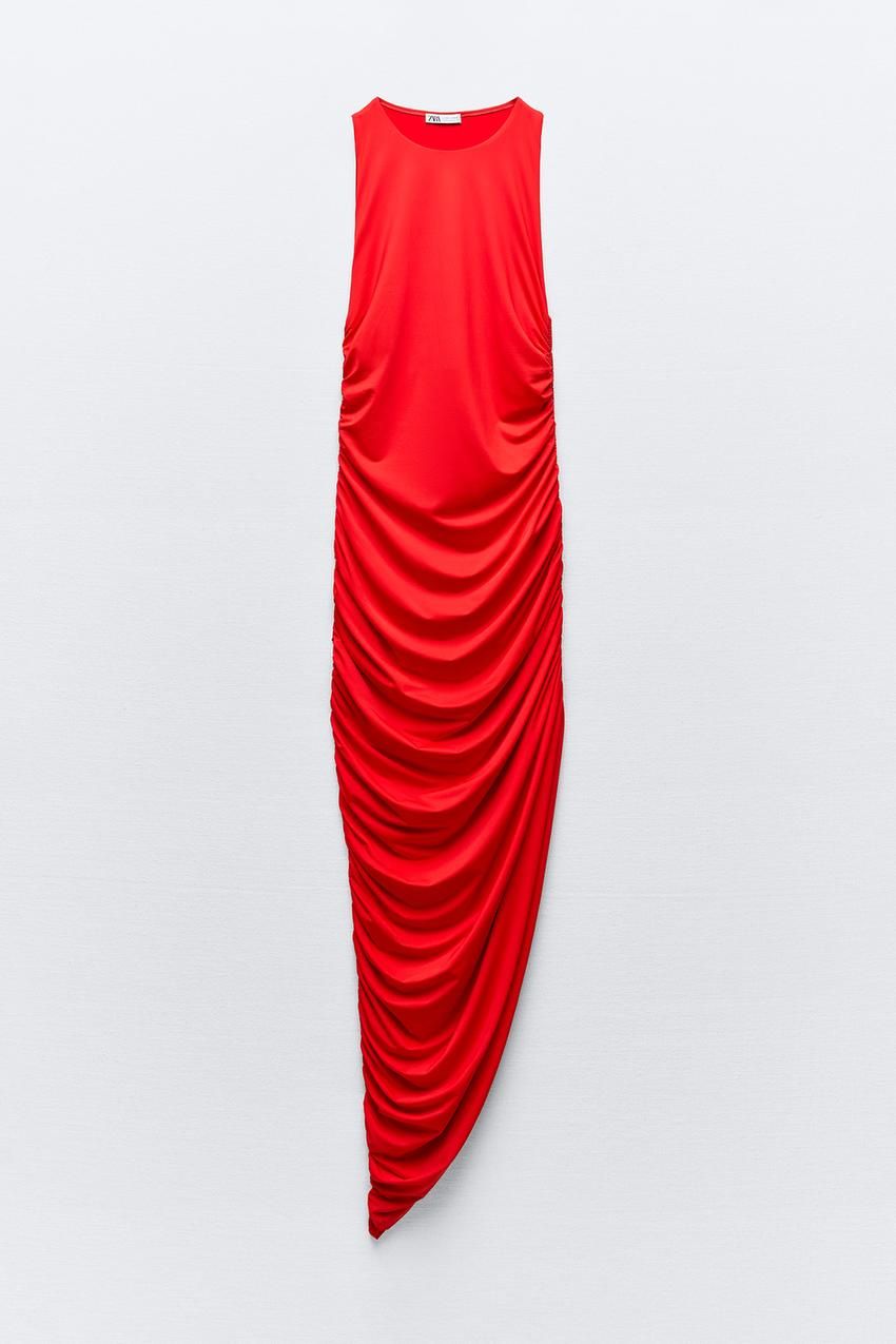 Vestido entallado drapeado rojo de Zara