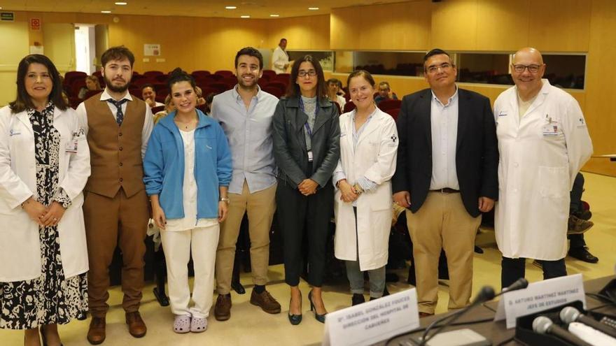 Por la izquierda, Isabel González, Julián Cabria, Carmen Díaz, Sergio González, Laura García, María Luisa Sánchez, Alejandro Bolao y Arturo Martínez, en el salón de actos del Hospital de Cabueñes.