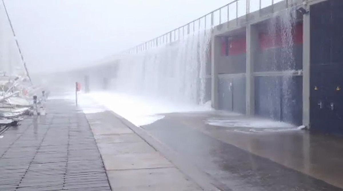 Alguns dels negocis establerts al Port Olímpic han quedat literalment coberts pel fort onatge.