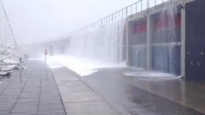 Alguns dels negocis establerts al Port Olímpic han quedat literalment coberts pel fort onatge.