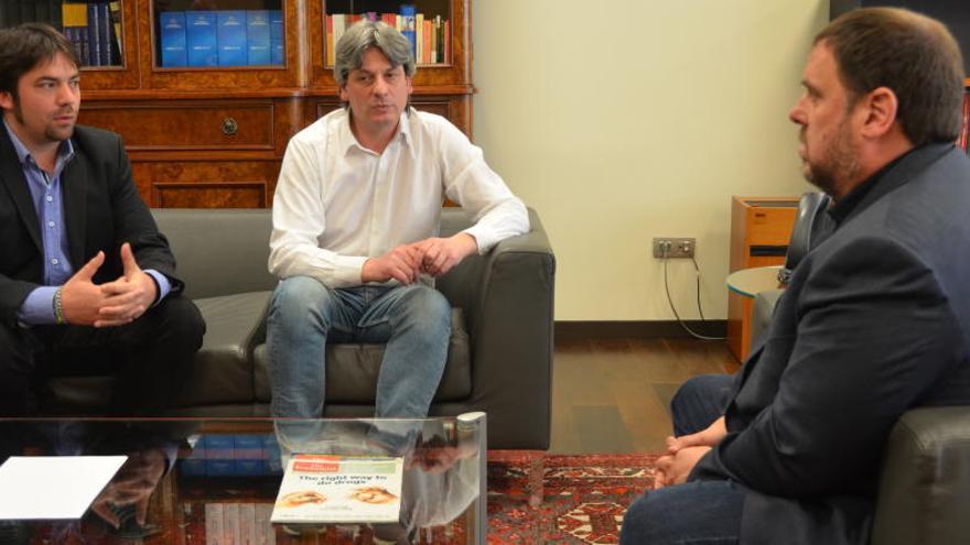 Isaac Peraire i Dionís Guiteras durant la seva reunió amb Oriol Junqueras.