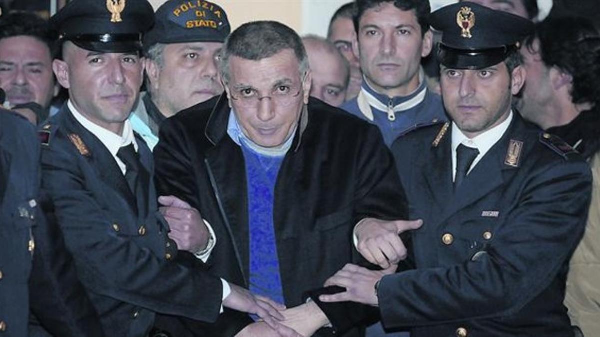 Michele Zagaria (centro), rodeado de agentes, en el cuartel general de la policía de Nápoles, ayer.