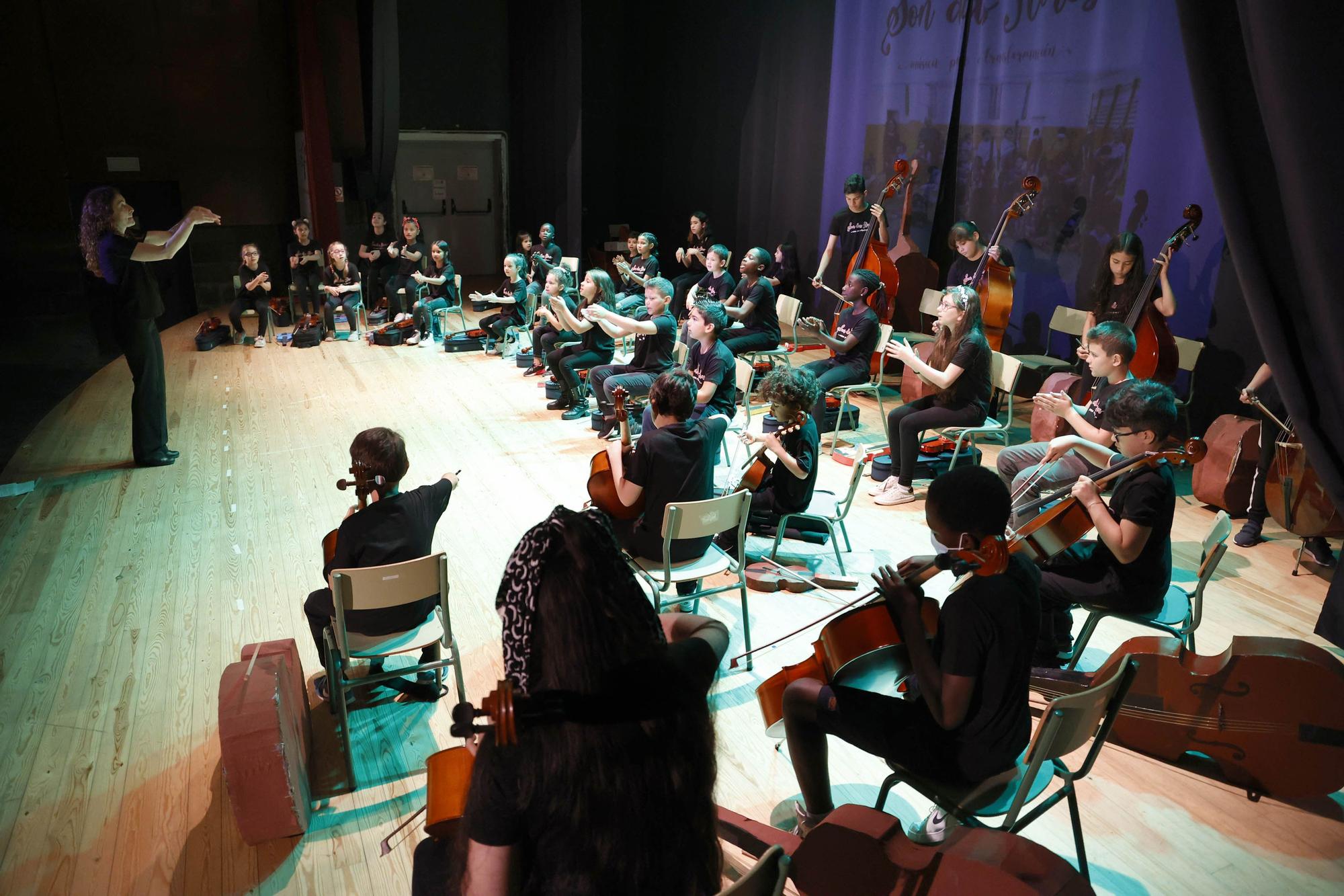 Primer concierto de la orquesta 'Son das Flores' del CEIP Vicente Risco, en junio de 2022