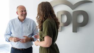 Fernández cedeix i Feijóo evita vetar Junts en els pactes del PP