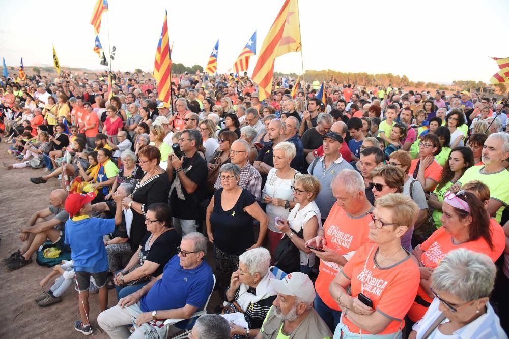 Una multitud omple Lledoners com mai en la vigília de 1-O