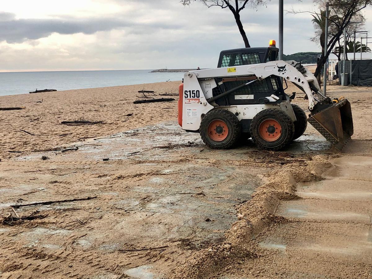 Les fotos de l'estat del passeig marítim de Platja d’Arodesprés de la llevantada
