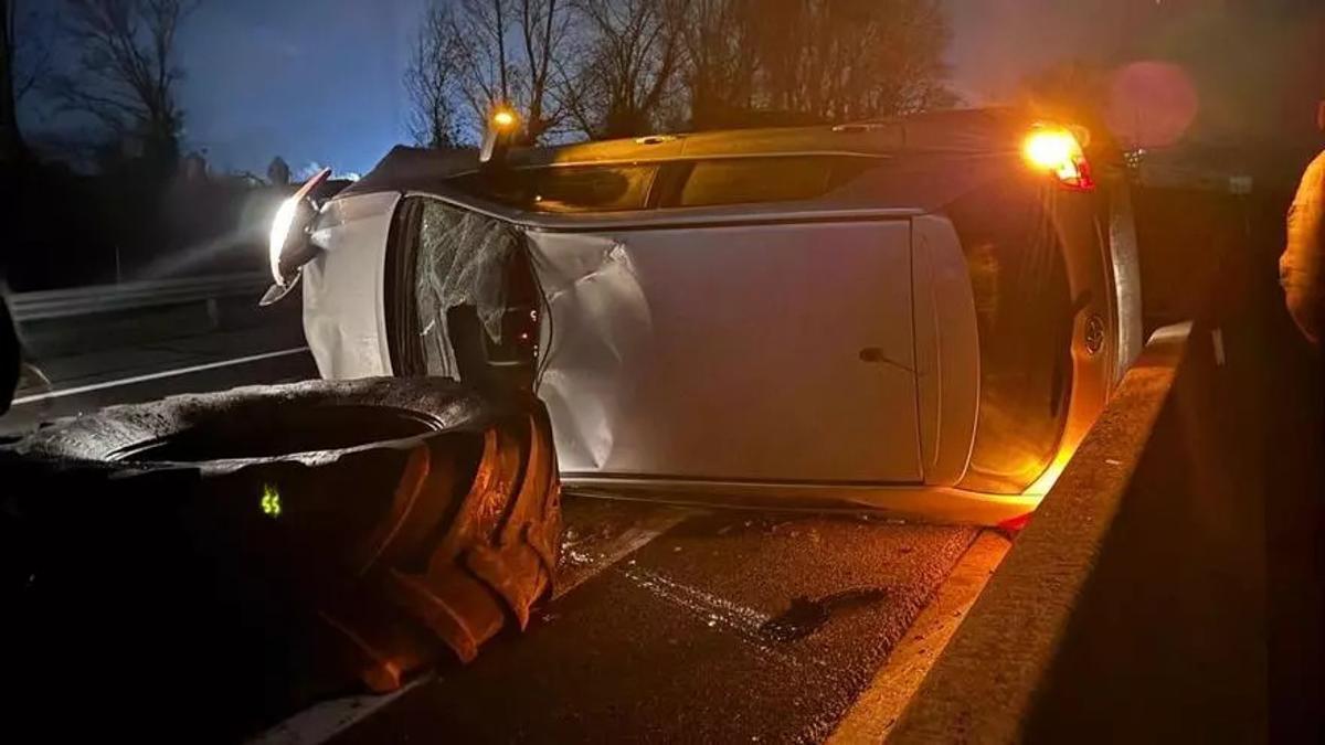 El coche accidentado en la barricada de la C-16, en Olvan
