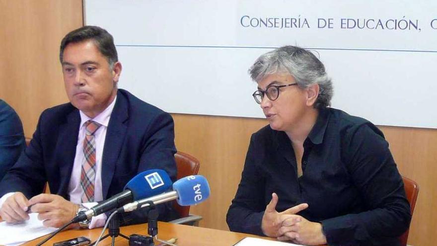 Por la izquierda, Marcos Martínez y Ana González, tras su reunión del pasado septiembre en Oviedo.