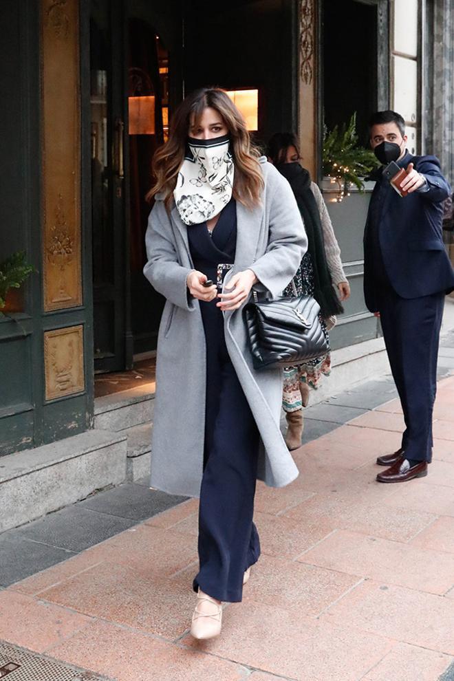 Isabel Jimenez con bolso de Yves Saint Laurent