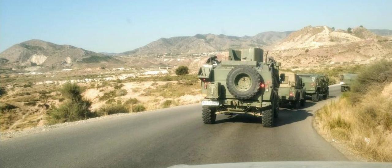 Los vehículos militares procedentes del cuartel de Rabasa, circulando por la zona de Salinetes para acceder a la rambla.