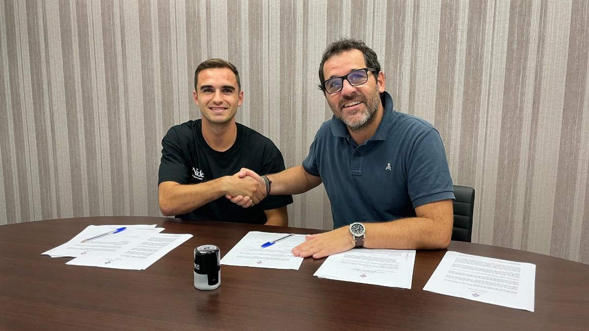 El exjugador del Barça Alex Carbonell tras firmar su nuevo contrato con el Amorebieta