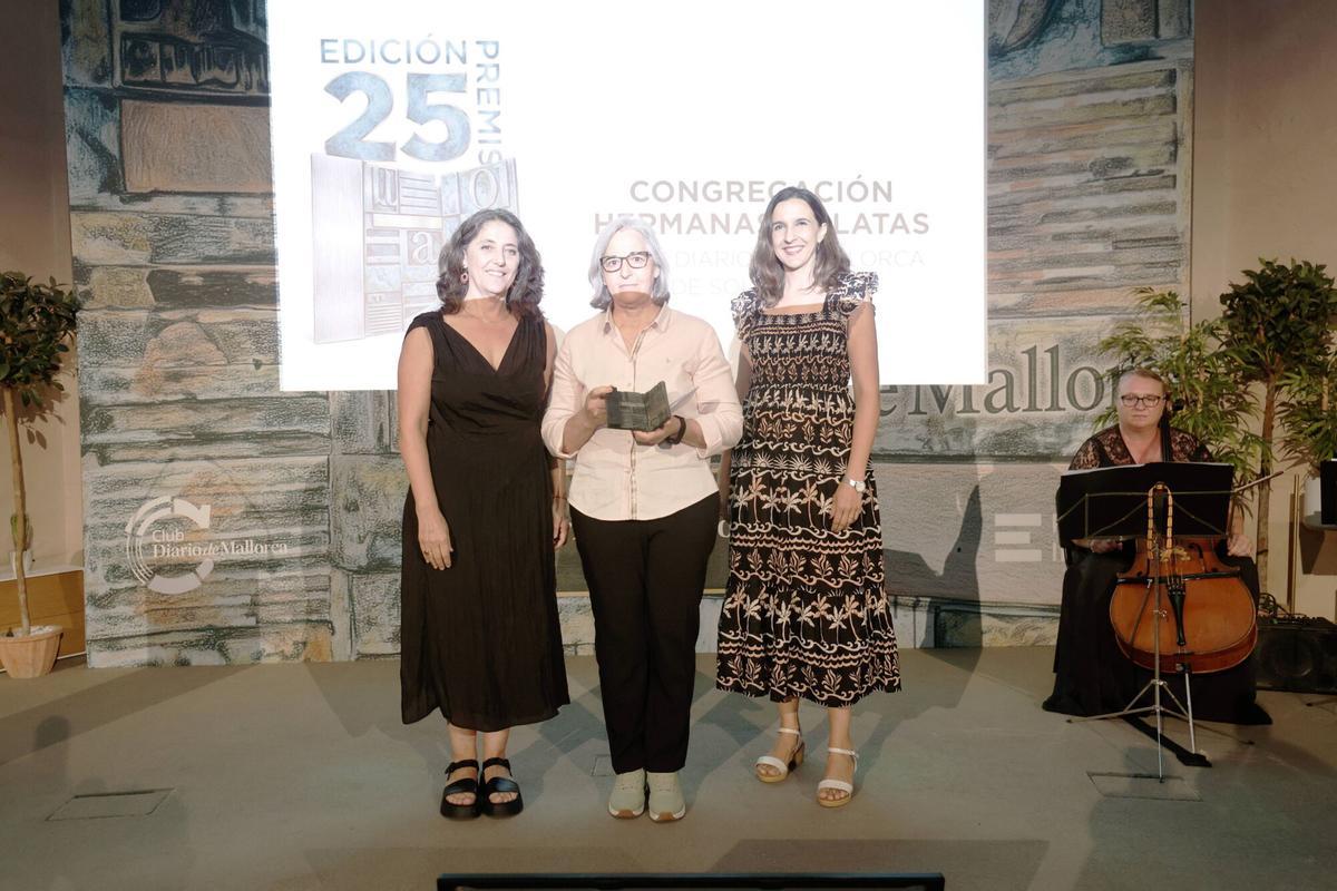María Felicidad Martínez, directora de la Congregación de las Hermanas Oblatas, y Magdalena Alomar, en representación de Casal Petit, recogen el Premi Diario de Mallorca de Solidaritat, entregado por Marisa Goñi, directora de Diario de Mallorca.