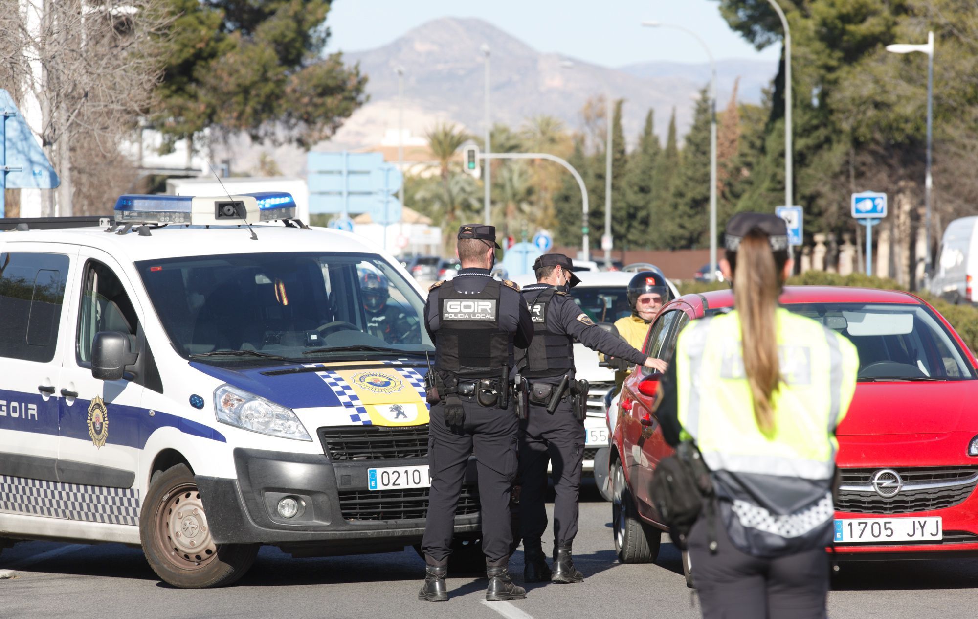 Los controles policiales provocan colas kilométricas en el acceso a Alicante