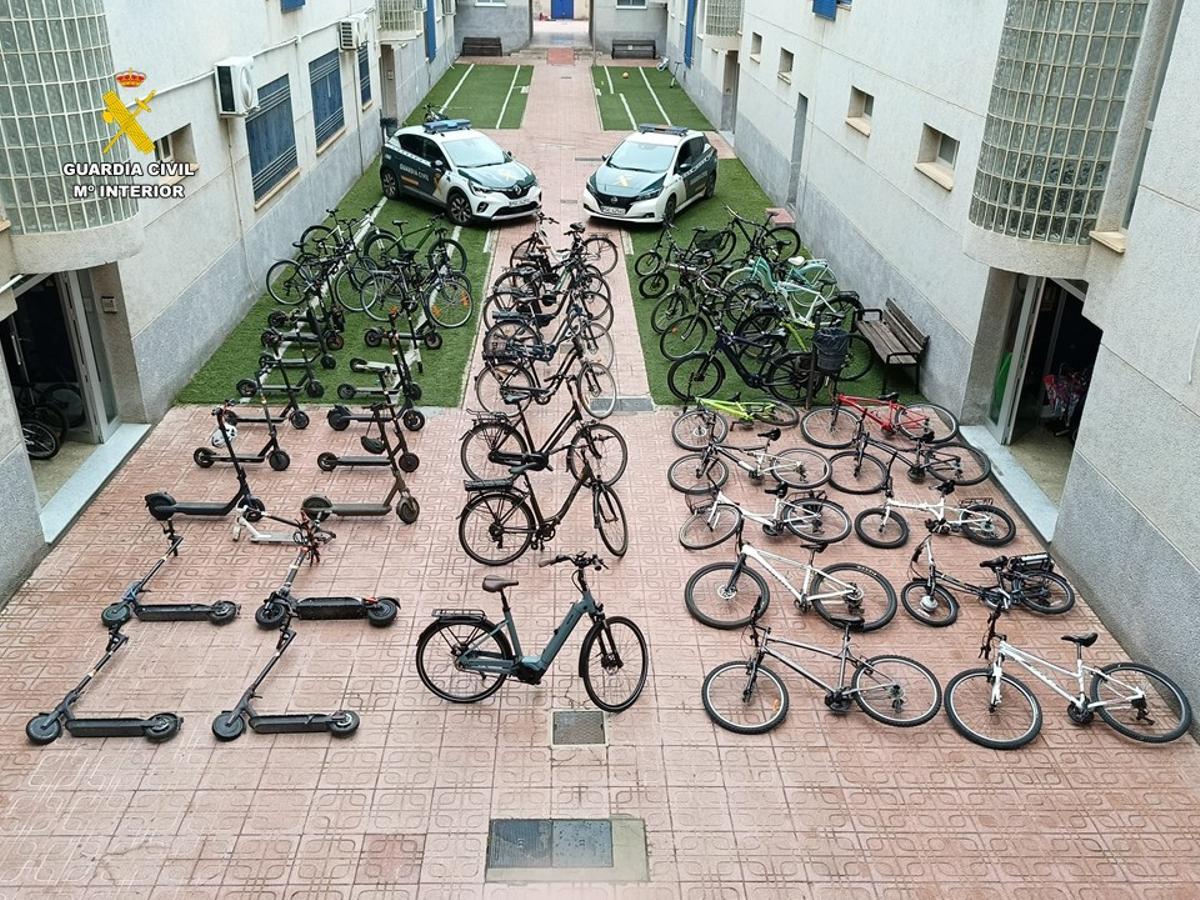 Bicletas y patinetes eléctricos expuestos en el interior del cuartel del puesto principal de la Guardia Civil en Torrevieja