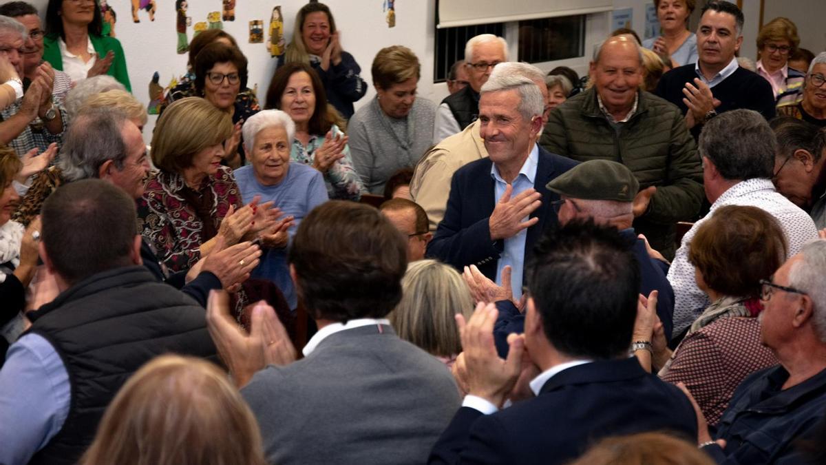 El alcalde y alcaldable José María Pérez recibe el respaldo de los vecinos en el acto de presentación