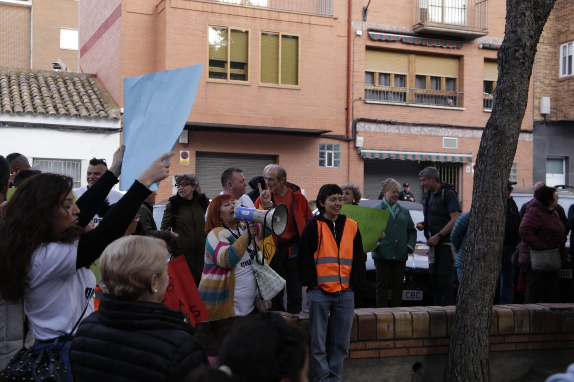 En imágenes | El barrio Oliver sale a la calle para frenar el desahucio de 20 vecinos
