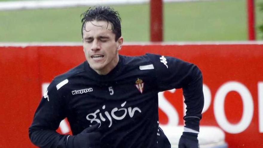 Bernardo, en pleno esfuerzo, durante el entrenamiento de ayer.