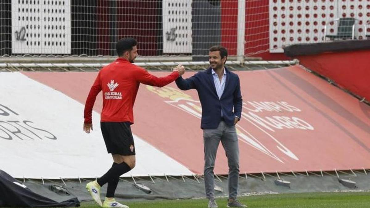 El presidente ejecutivo del Sporting de Gijón José Riestra visita este miércoles a la peña Peñamellera Sportinguista
