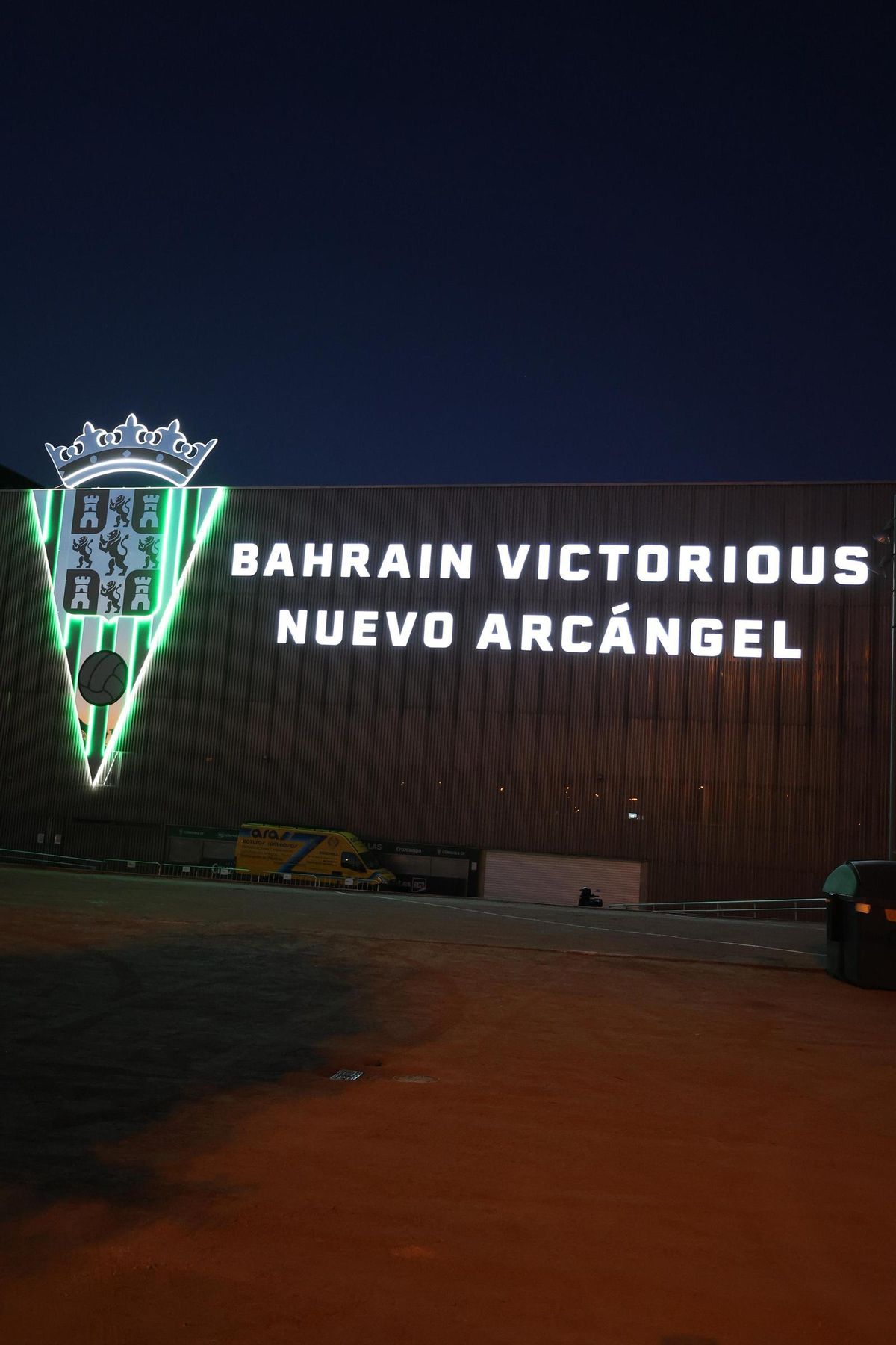Una imagen del nuevo letrero del Bahrain Victorious Nuevo Arcángel.