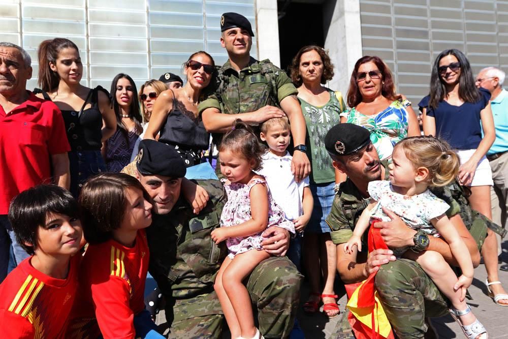 Abrazos y besos para recibir a la Brigada