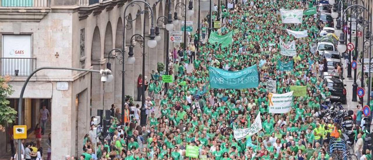 Bauzá sufrió la mayor manifestación de la historia democrática, contra su trilingüismo.