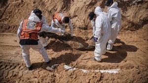 Defensa Civil de Gaza extrae cadáveres de una fosa común del centro médico Nasser, en Jan Yunis