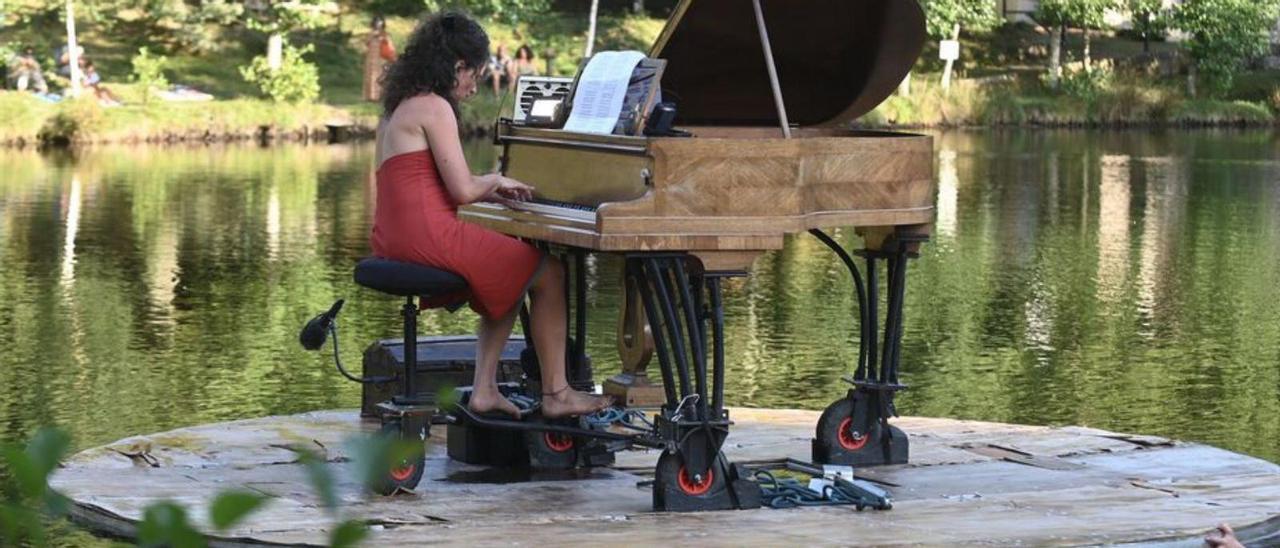 La pianista, en medio del lago.