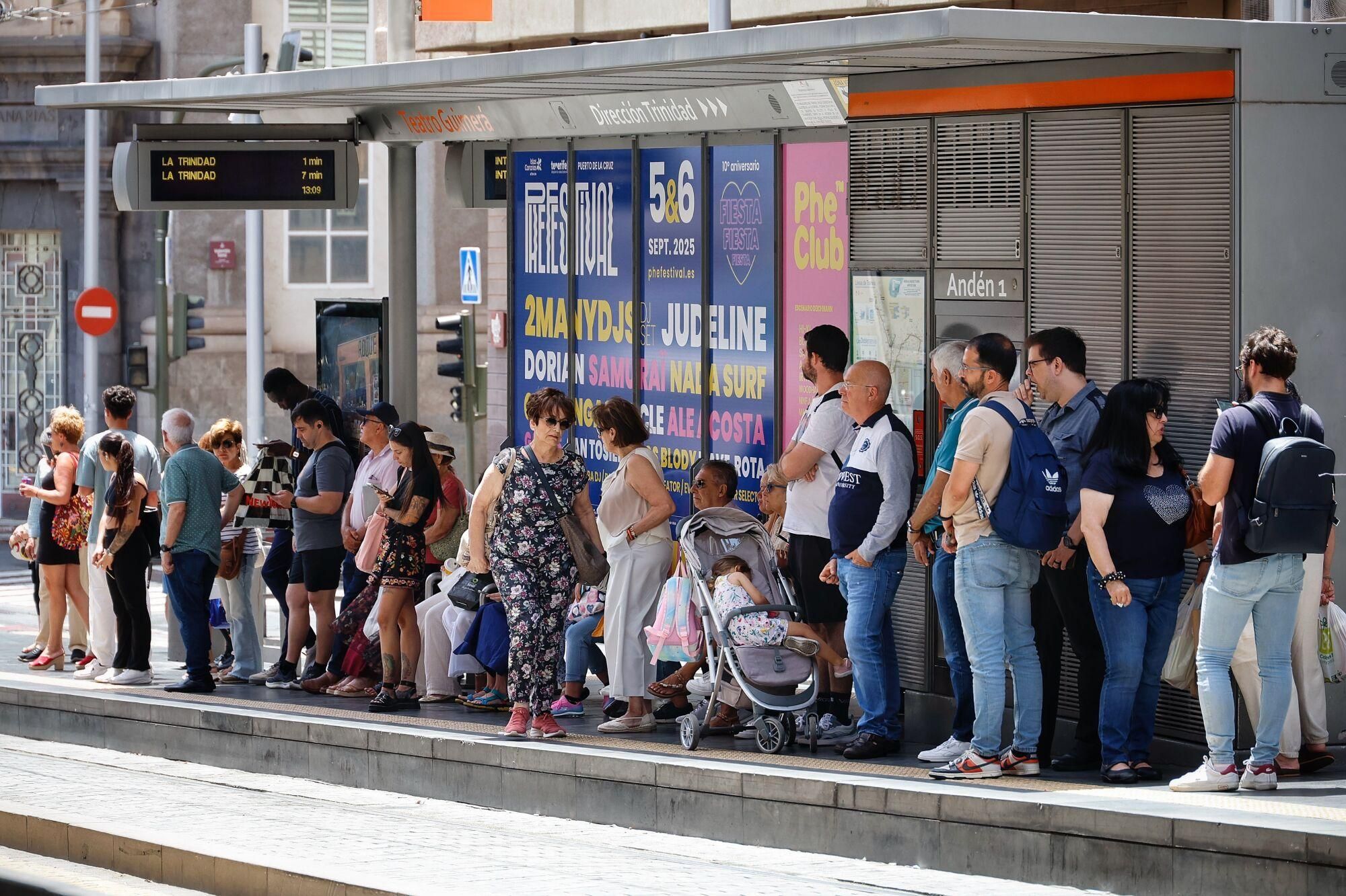 Colas en las paradas del tranvía en Tenerife