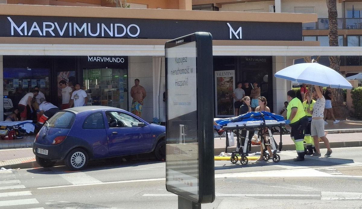 Momento en el que llevan en la camilla hacia la ambulancia al menor de unos 2 años.