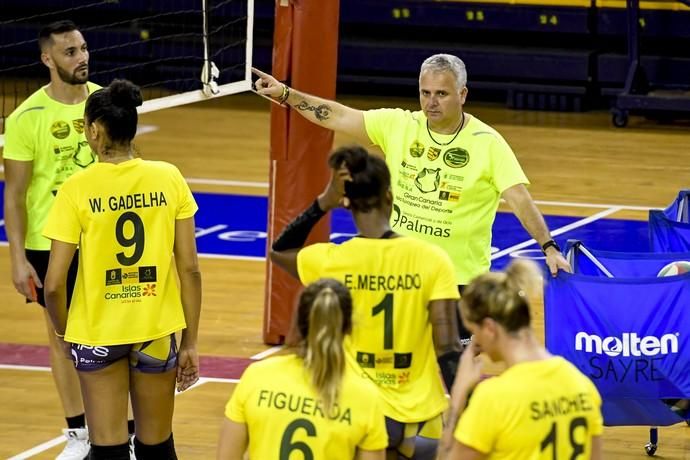 25-02-20 DEPORTES. CENTRO INSULAR DE LOS DEPORTES. LAS PALMAS DE GRAN CANARIA. Entrenamiento y foto de grupo del equipo femenino de volleyball IBSA 7 Palmas.    Fotos: Juan Castro.  | 25/02/2020 | Fotógrafo: Juan Carlos Castro