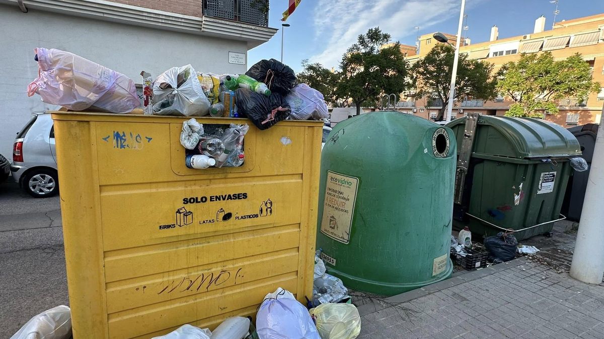 Basureros a rebosar de envases y bolsas de basura.