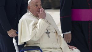 El Papa Francisco reacciona durante su audiencia general semanal en el Aula Pablo VI del Vaticano.
