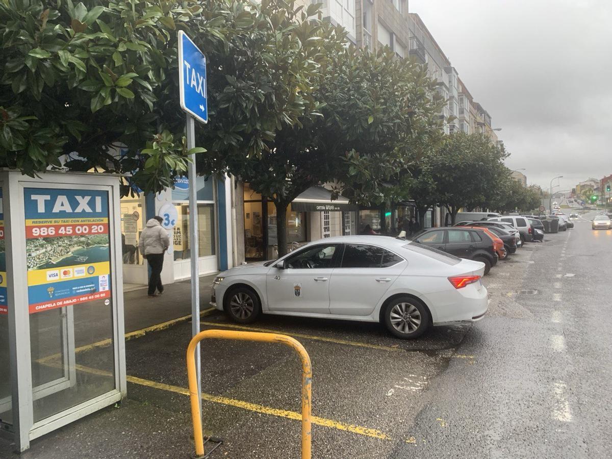 La parada de taxis de la avenida de Redondela, en Chapela, ayer.