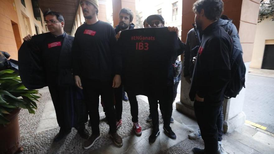 Los trabajadores de IB3 han protestado hoy en el Parlament.