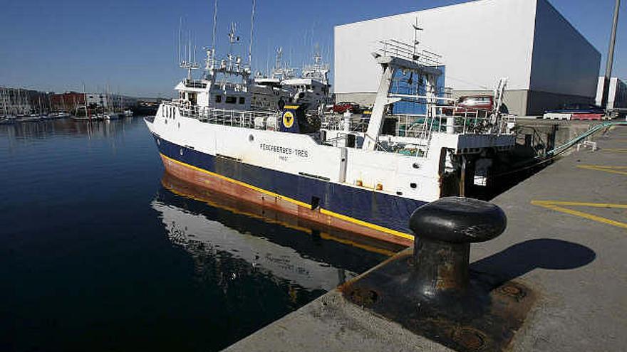 El barco &quot;Berbés 3&quot; esta mañana en el puerto de Vigo.