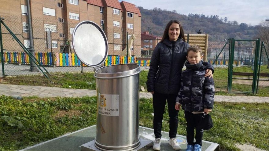 Atrapada en el contenedor: rescatan a una mujer que se precipitó dentro de un depósito de plásticos en Langreo al tratar de recuperar treinta euros